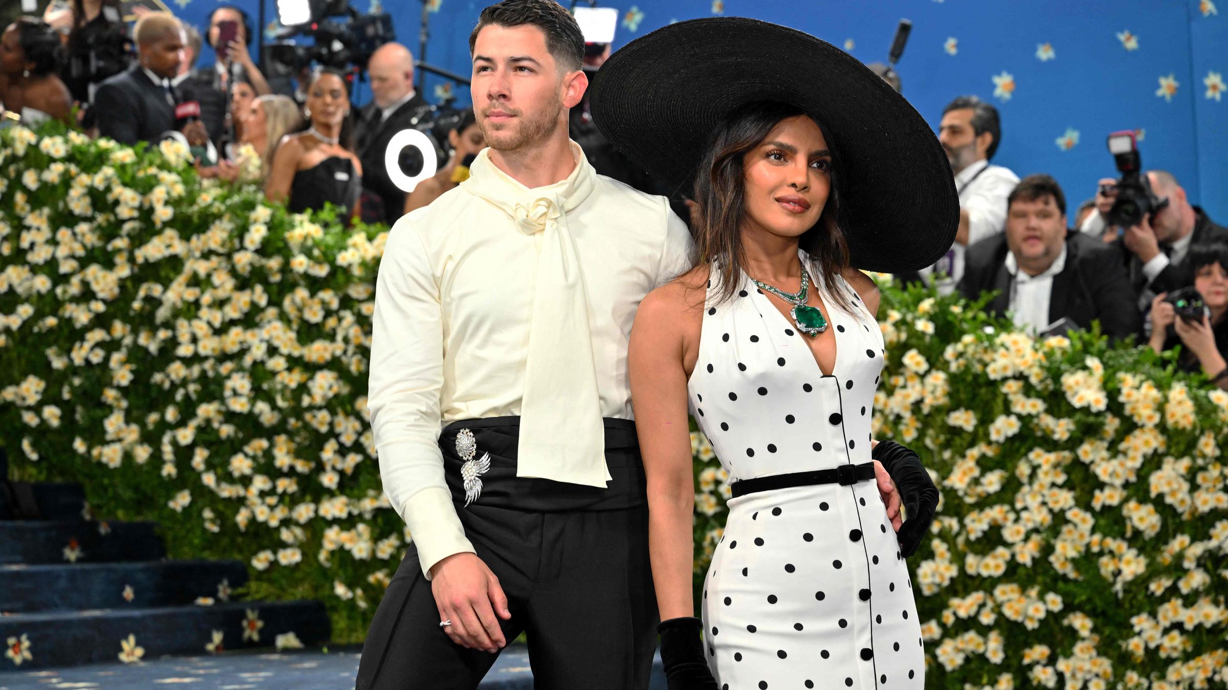 Priyanka Chopra Jonas mit ihrem Eheman Nick Jonas auf dem blauen Teppich bei der Met Gala.