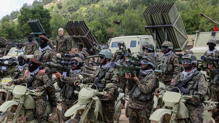 Archiv: Pro-iranische Hisbollah-Kämpfer nehmen an einer inszenierten Militärübung in einem Lager im südlibanesischen Dorf Aramta teil.