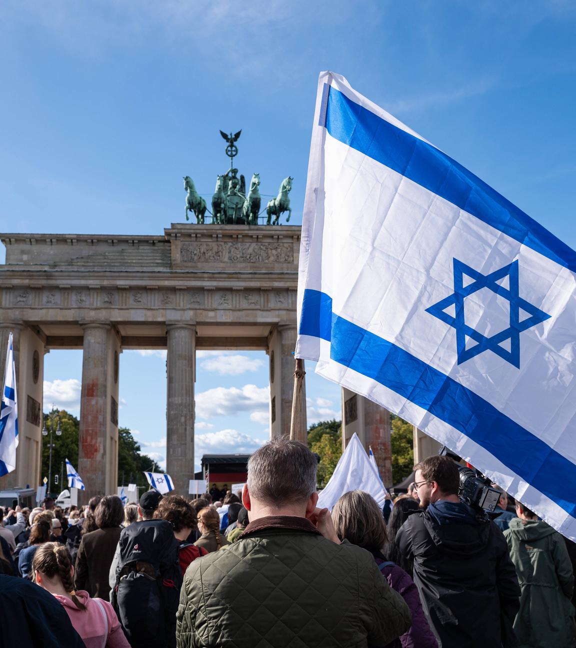 Archiv: Über 2000 Menschen folgen nehmen an einer pro-israelischen Solidaritaetskundgebung auf dem Pariser Platz vor dem Brandenburger Tor teil.