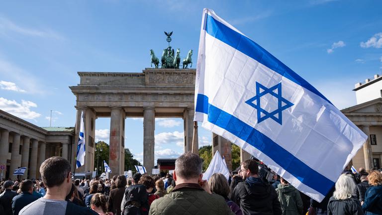 Archiv: Über 2000 Menschen folgen nehmen an einer pro-israelischen Solidaritaetskundgebung auf dem Pariser Platz vor dem Brandenburger Tor teil.