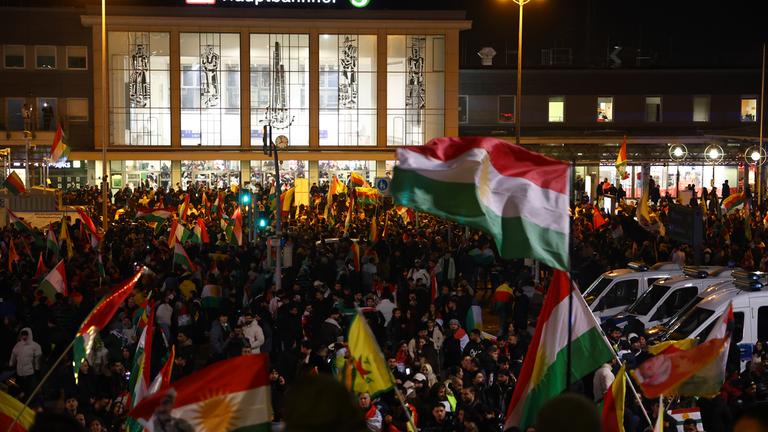 Menschen nehmen in Dortmund an einer pro-kurdischen Demonstration teil. 
