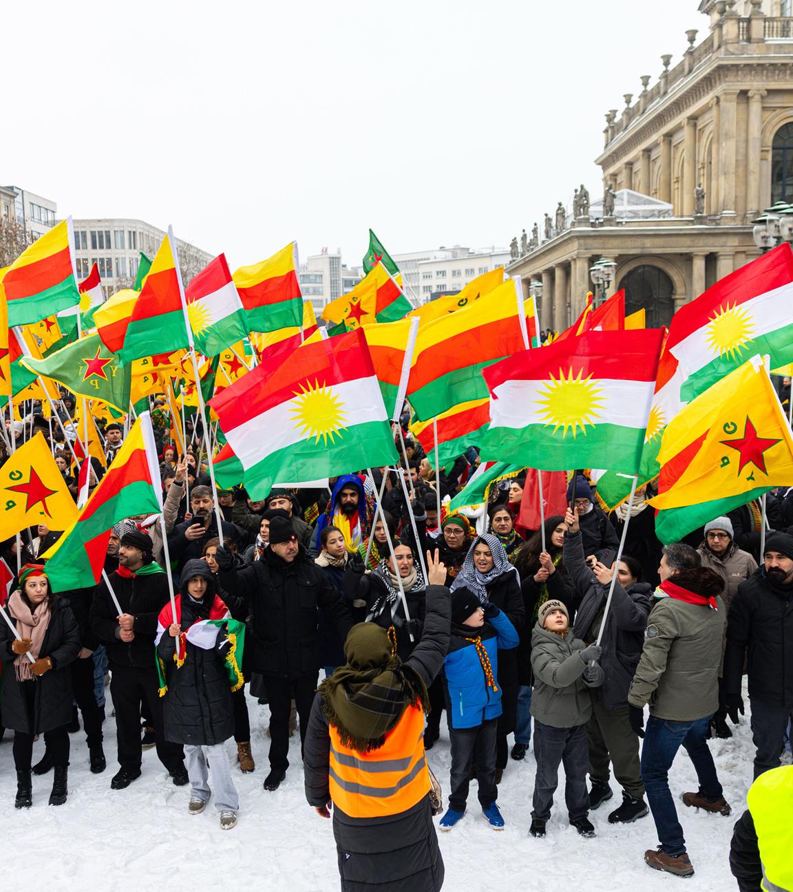 Niedersachsen, Hannover: Menschen nehmen an einer pro-kurdischen Demonstration auf dem Opernplatz teil