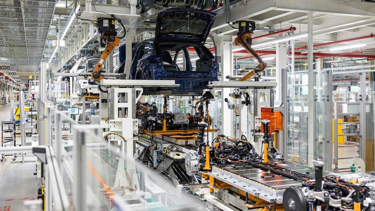 Produktion von E-Autos durch Robter in Fahrzeugwerk Zwickau