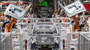 Sachsen, Zwickau: Im Karosseriebau des Volkswagen-Werkes in Sachsen montieren Roboter die Türen des VW ID.3.
