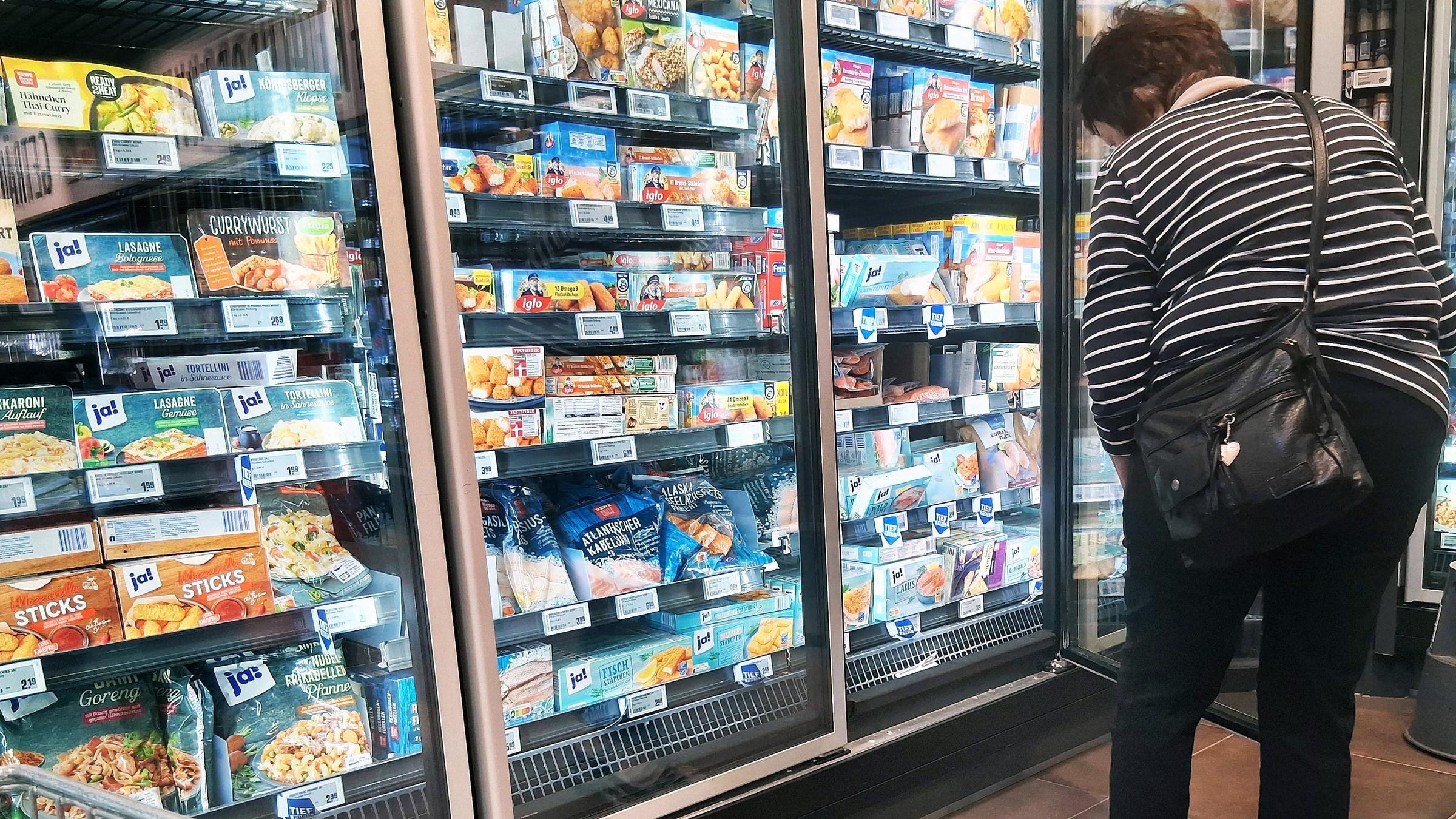 Tiefkühl-Regal mit verschiedenen Fertiggerichten (Archivfoto)