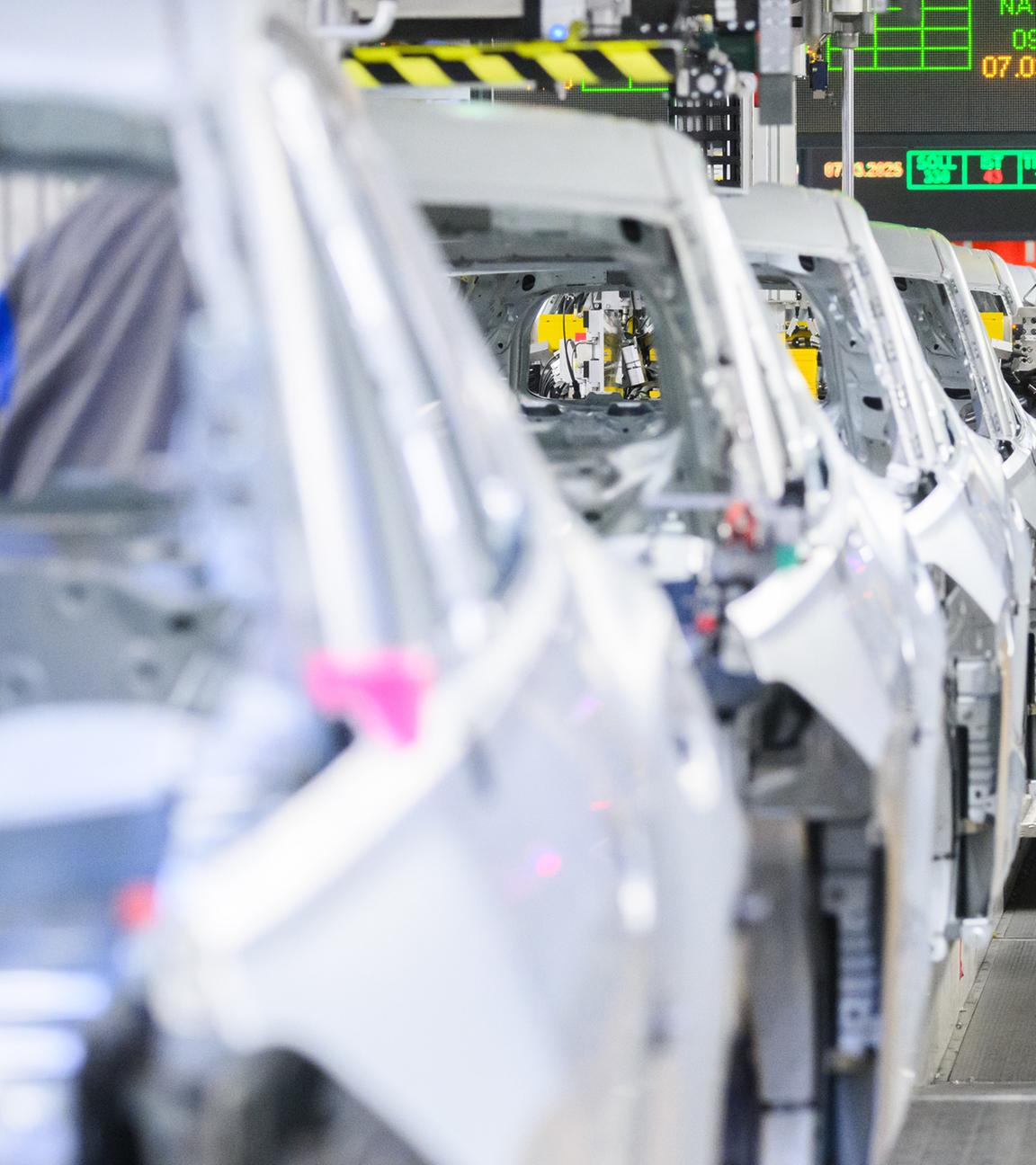 (Archiv: Mitarbeiter arbeiten im VW Stammwerk im Karosseriebau an Neuwagen Volkswagen Tayron und Tiguan. 