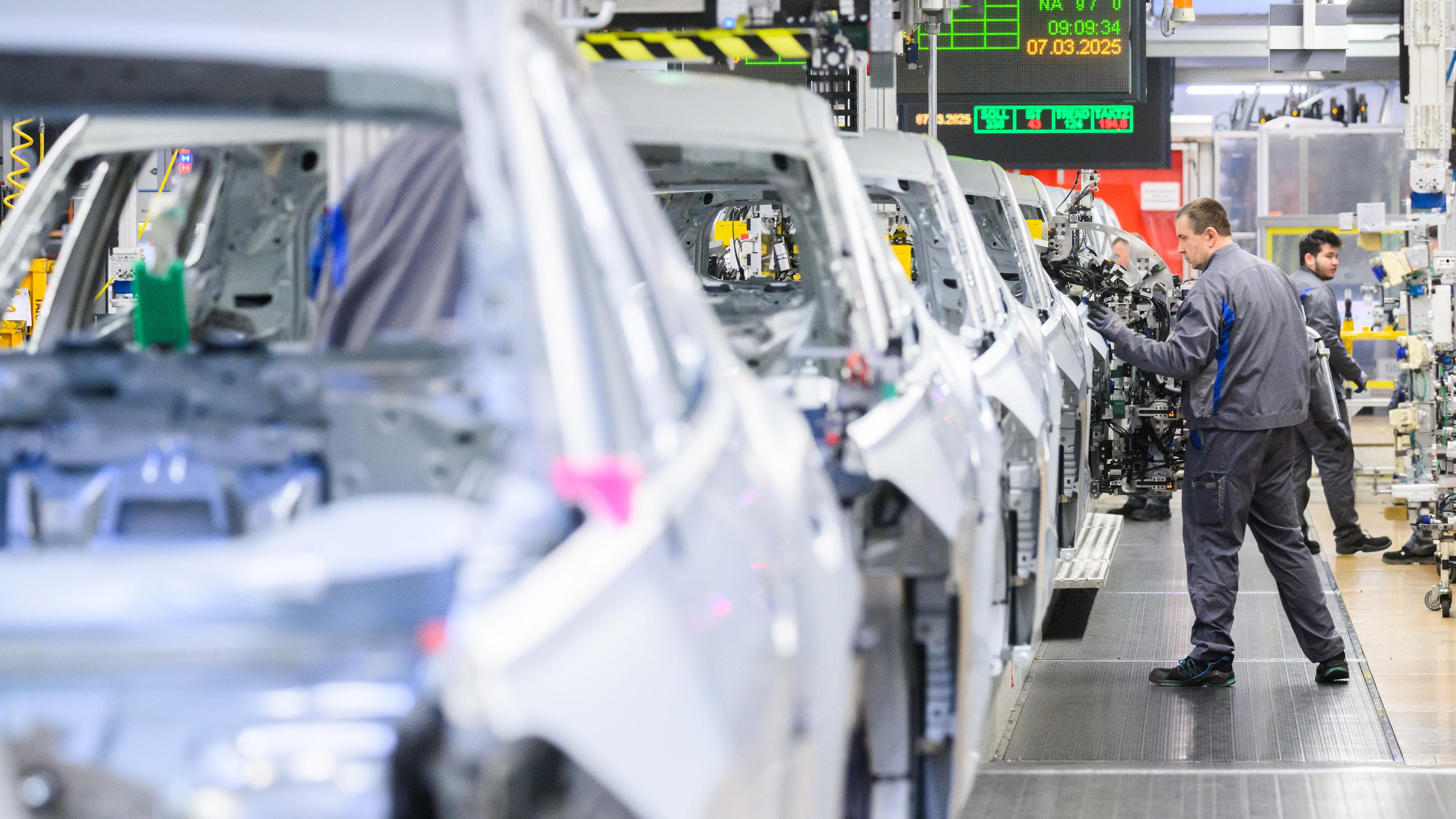 (Archiv: Mitarbeiter arbeiten im VW Stammwerk im Karosseriebau an Neuwagen Volkswagen Tayron und Tiguan. 