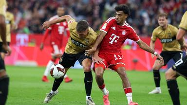 Nathaniel Brown (r.) im Duell mit Stuttgarts Grischa Prömel