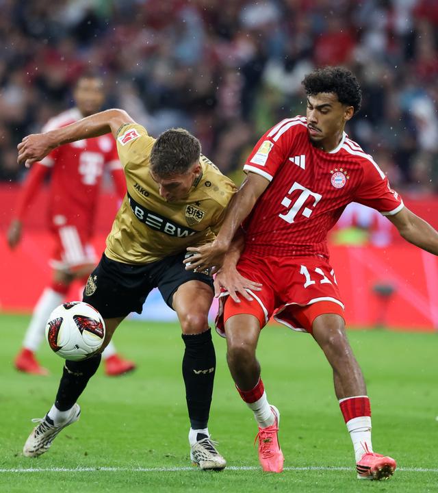 Nathaniel Brown (r.) im Duell mit Stuttgarts Grischa Prömel