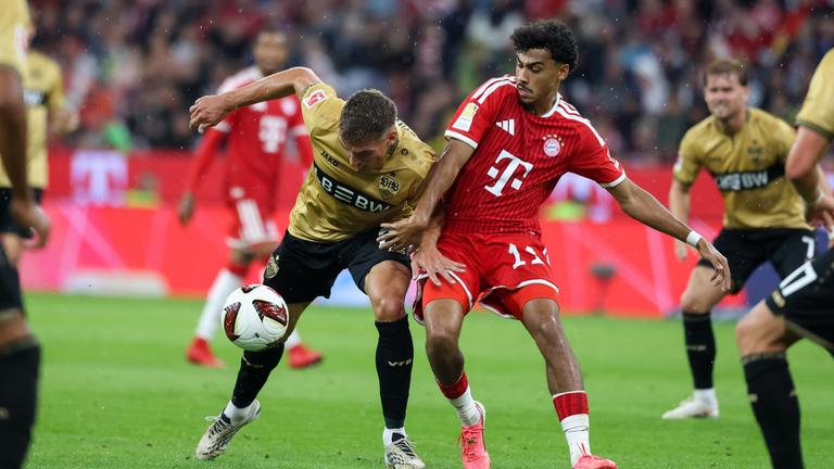 Nathaniel Brown (r.) im Duell mit Stuttgarts Grischa Prömel