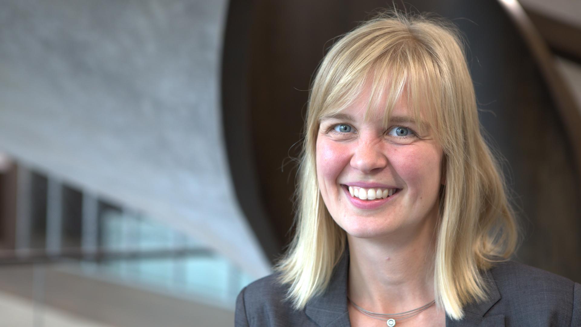 Es ist ein Porträt von Prof. Dr. Christiane Zarfl zu sehen