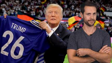 Mirko Drotschmann vor einem Fußballstadion. Neben ihm Donald Trump, der ein Fußballtrikot mit der Aufschrift "Trump" in den Händen hält.
