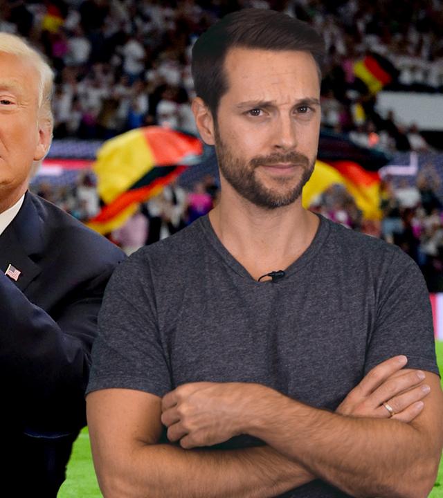 Mirko Drotschmann vor einem Fußballstadion. Neben ihm Donald Trump, der ein Fußballtrikot mit der Aufschrift "Trump" in den Händen hält.