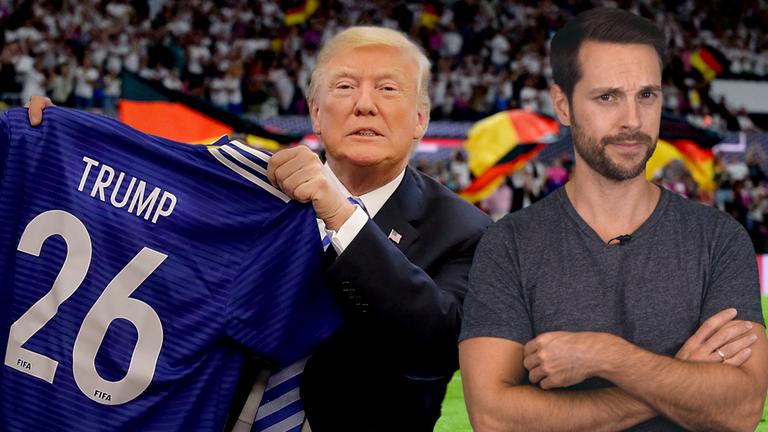Mirko Drotschmann vor einem Fußballstadion. Neben ihm Donald Trump, der ein Fußballtrikot mit der Aufschrift "Trump" in den Händen hält.
