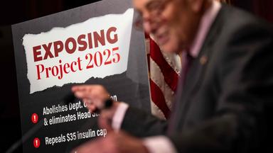 Chuck Schumer, Mehrheitsführer der Demokraten im US-Senat spricht bei einer Pressekonferenz über das "Project 2025" im September.