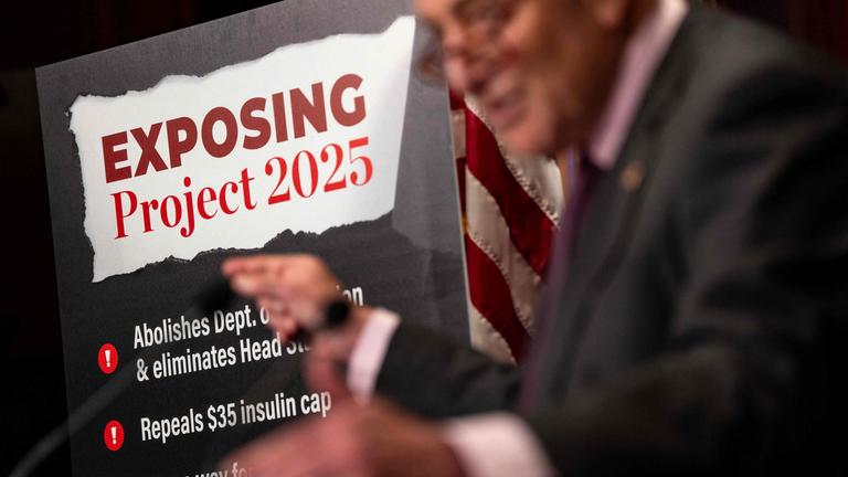 Chuck Schumer, Mehrheitsführer der Demokraten im US-Senat spricht bei einer Pressekonferenz über das "Project 2025" im September.