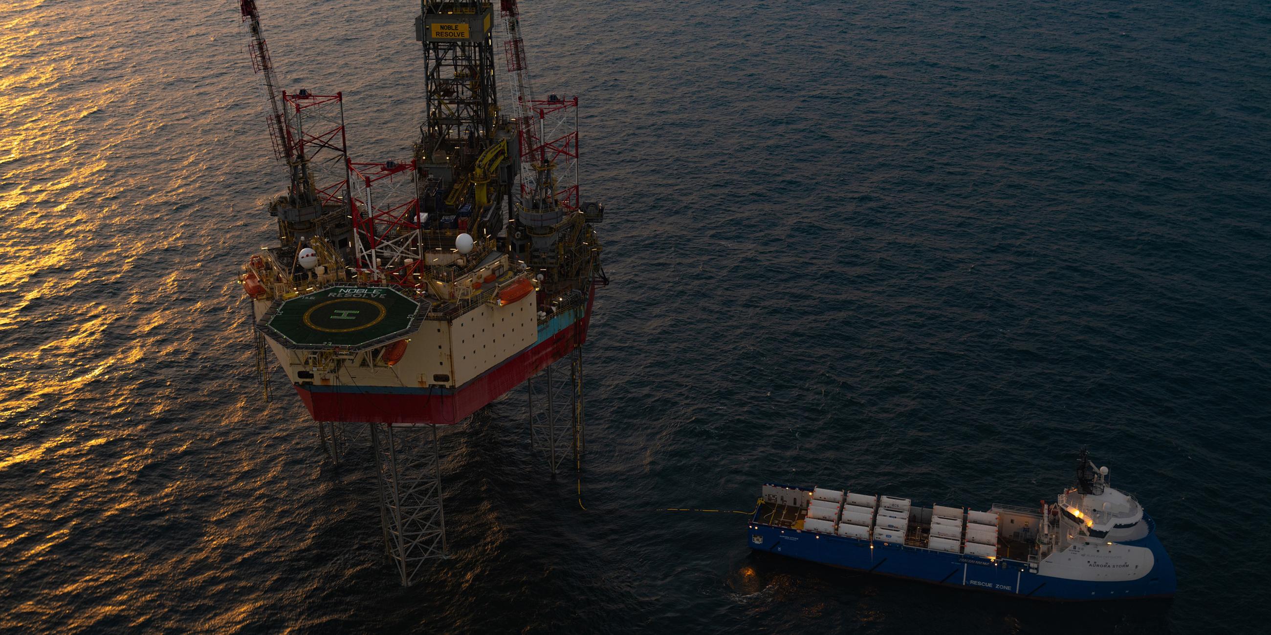 Flüssiges CO2 wird von einem Schiff auf die Offshore-Plattform Nini-West verladen.