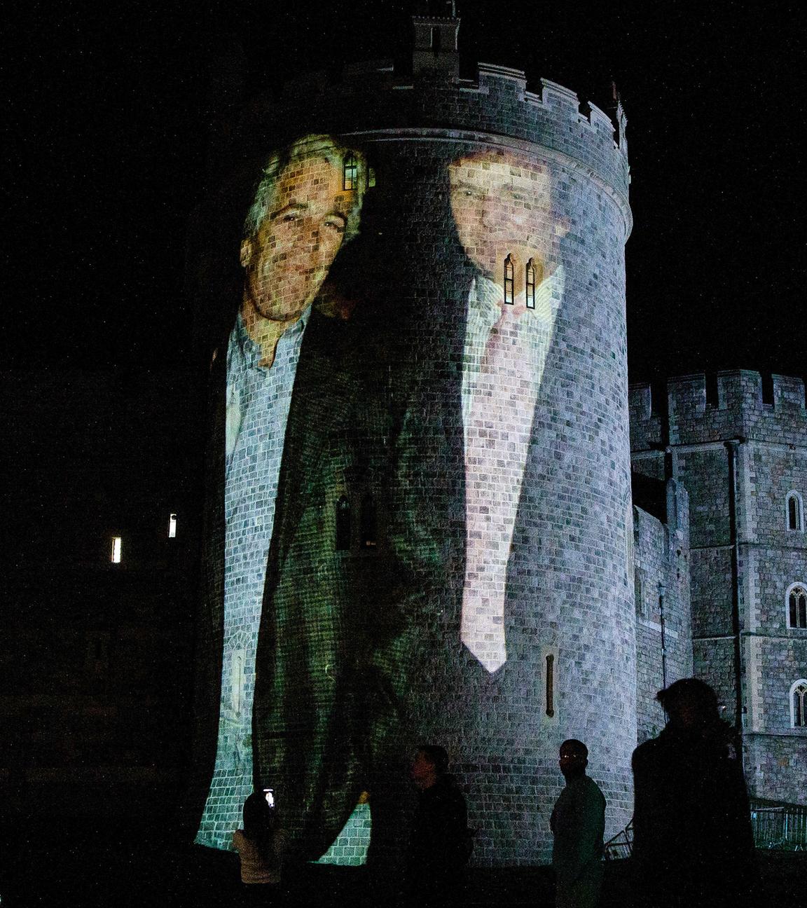 Trump und Sexualstraftäter Jeffrey Epstein auf dem Turm des Schlosses Windsor - eine von mehreren Protestaktionen gegen den Staatsbesuch.