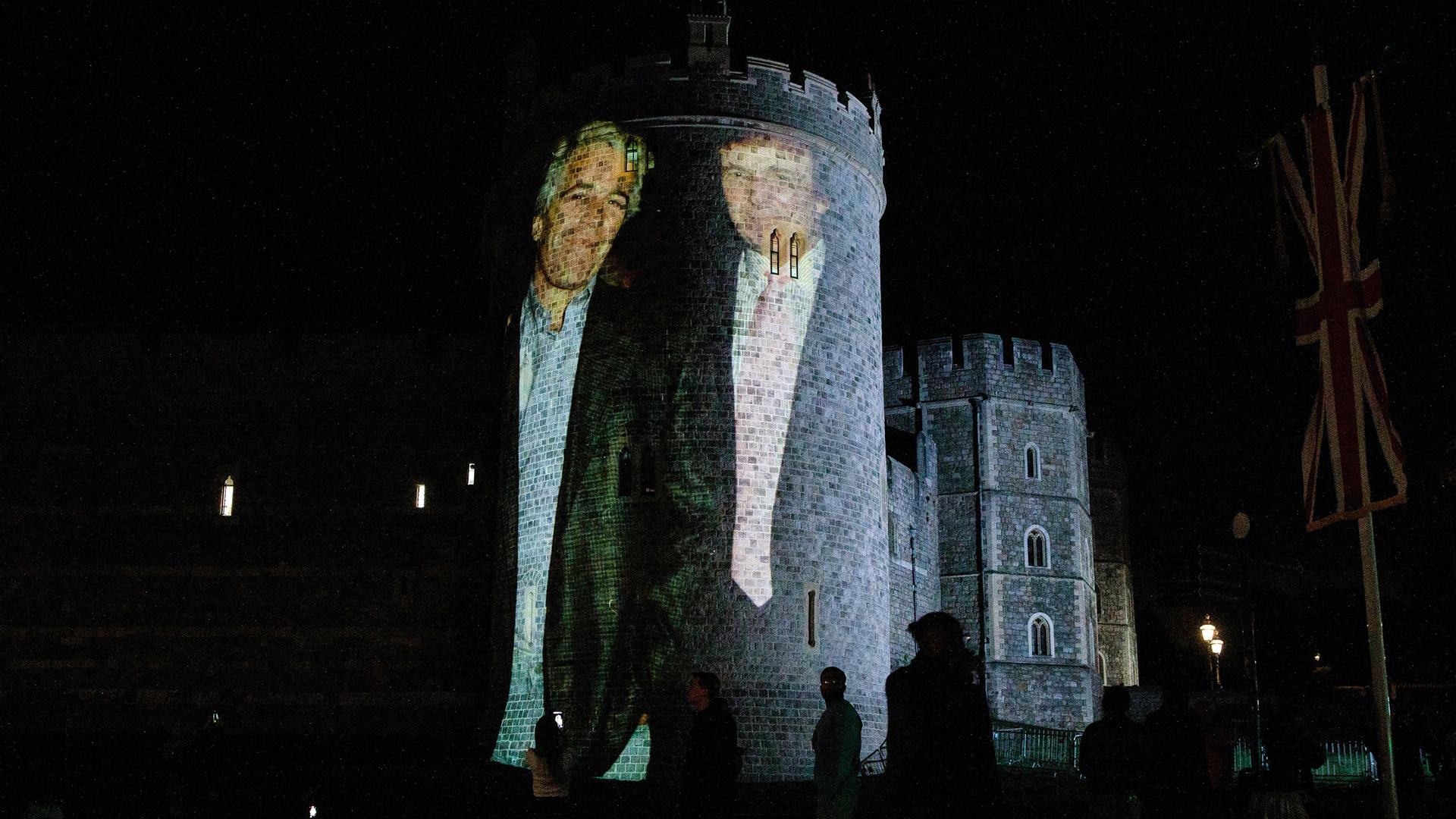 Trump und Sexualstraftäter Jeffrey Epstein auf dem Turm des Schlosses Windsor - eine von mehreren Protestaktionen gegen den Staatsbesuch.