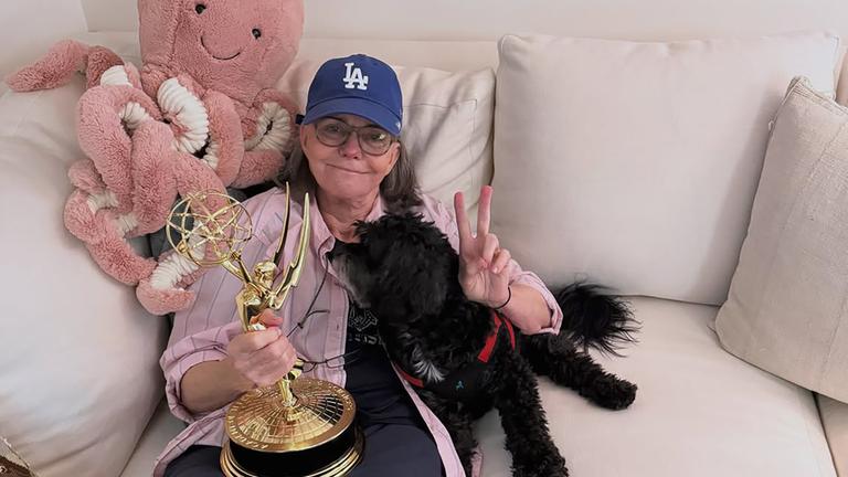 Müde, aber glücklich mit Emmy und Hund auf dem Sofa