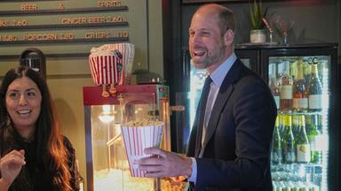 Prinz William an der Popcorn-Maschine