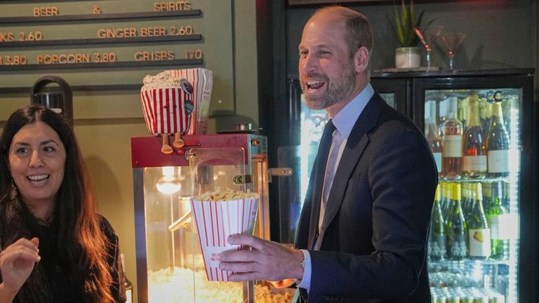 Prinz William an der Popcorn-Maschine