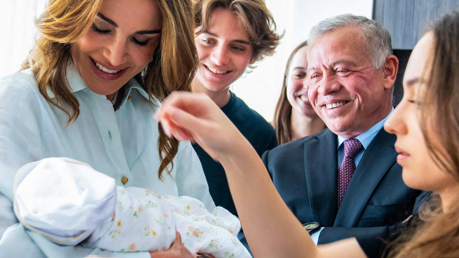 Königin Raina hält das neugeborene Baby