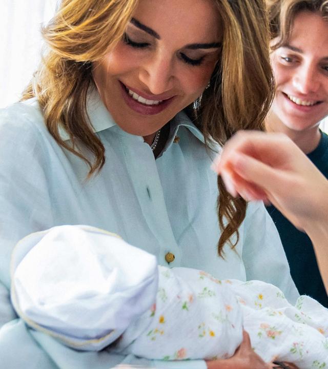 Königin Raina hält das neugeborene Baby