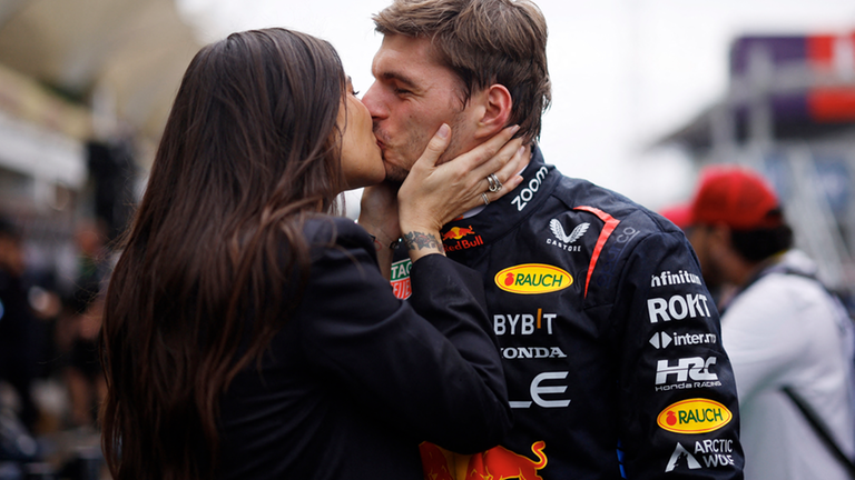 Max Verstappen küssend mit Partnerin Kelly Piquet