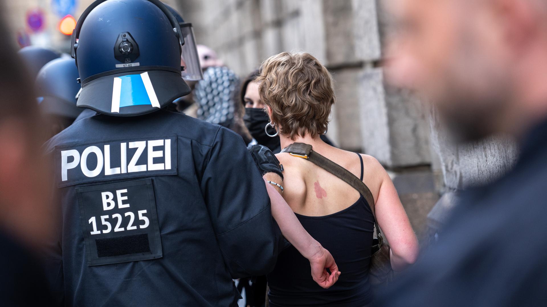 Eine der propalästinensischen Besetzerinnen des Instituts für Sozialwissenschaften der Berliner Humboldt-Universität wird von Polizisten aus dem Gebäude gebracht am 23.05.2024