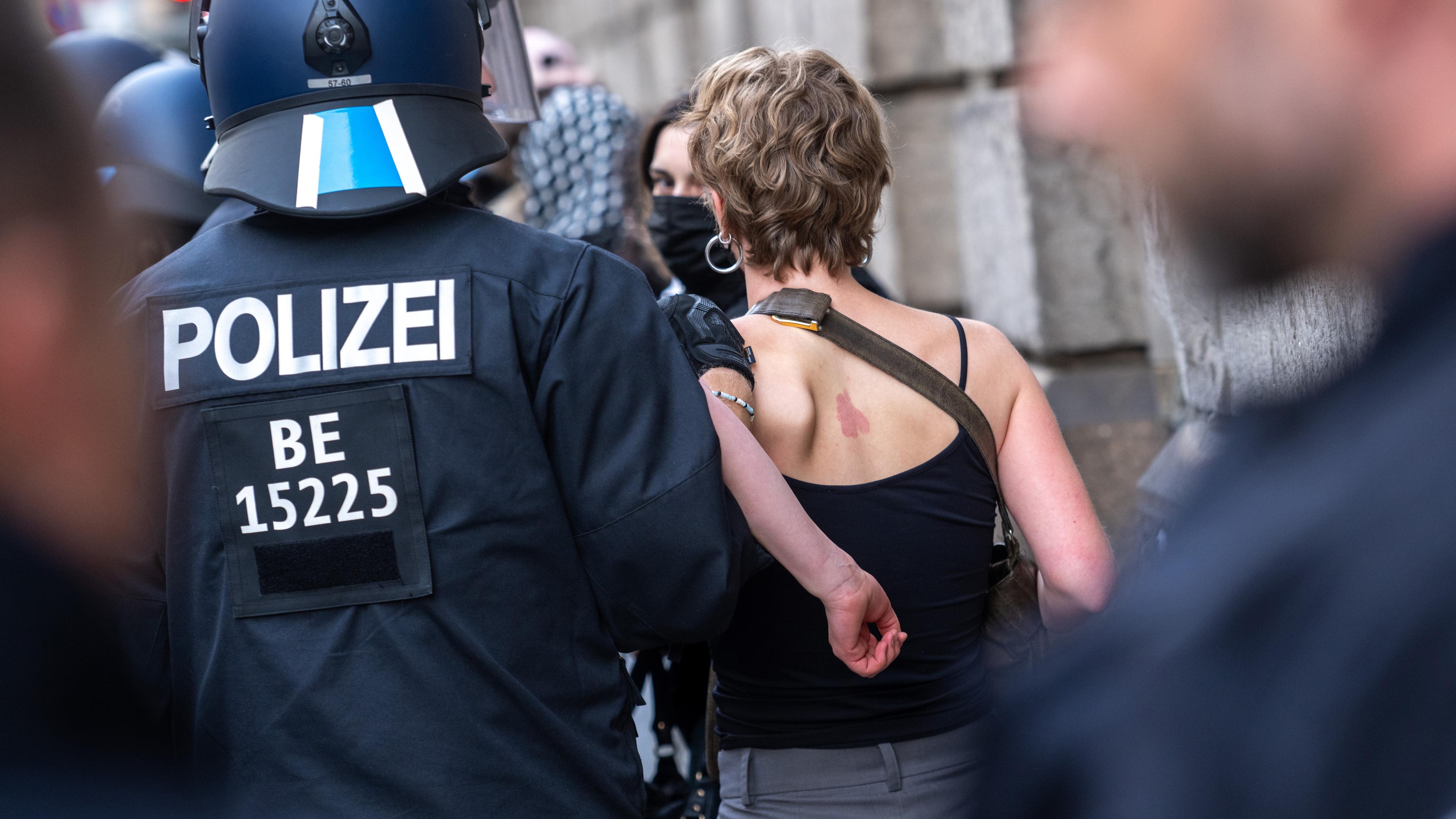 Eine der propalästinensischen Besetzerinnen des Instituts für Sozialwissenschaften der Berliner Humboldt-Universität wird von Polizisten aus dem Gebäude gebracht am 23.05.2024
