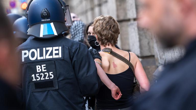 Eine der propalästinensischen Besetzerinnen des Instituts für Sozialwissenschaften der Berliner Humboldt-Universität wird von Polizisten aus dem Gebäude gebracht am 23.05.2024
