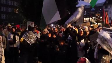 Teilnehmer einer propalästinensischen Demonstrationen stehen auf dem Leopoldplatz in Wedding