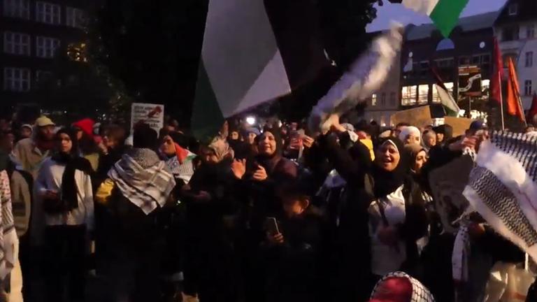 Teilnehmer einer propalästinensischen Demonstrationen stehen auf dem Leopoldplatz in Wedding
