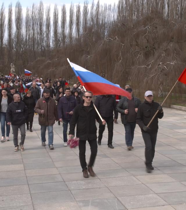 Pro-russische Demonstranten mit russischer Flaage und UdSSR-Flagge