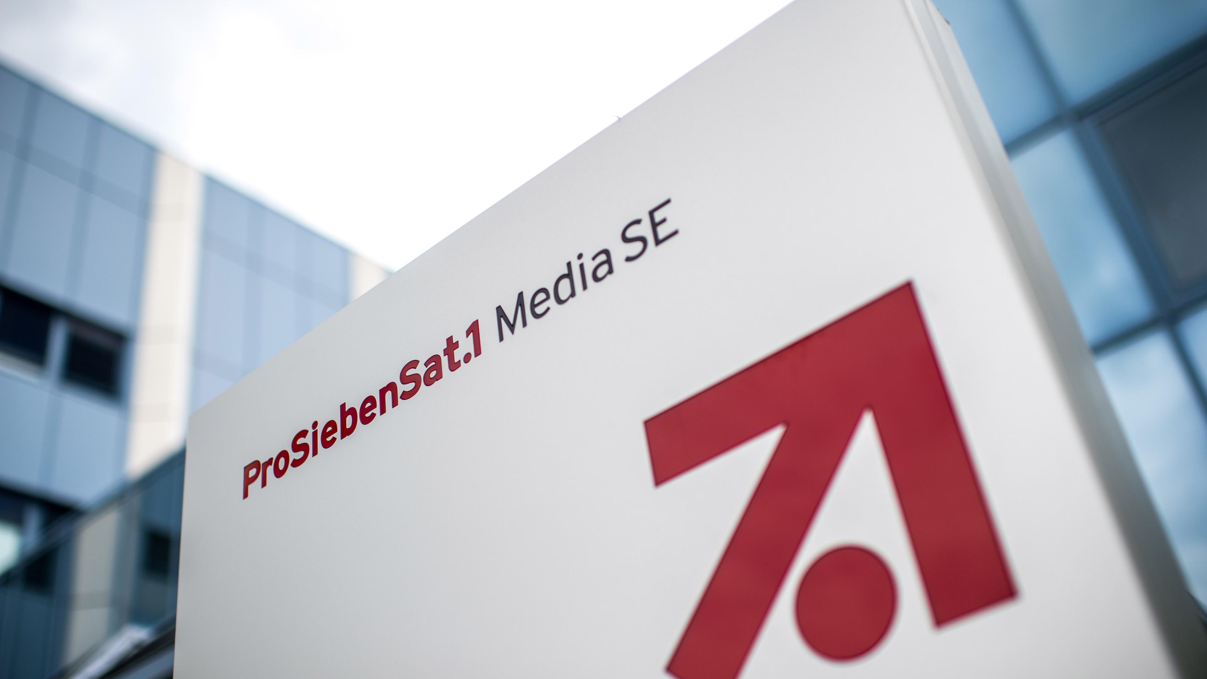 das logo und der schriftzug der "prosiebensat.1 media se" sind auf einem schild vor dem vorstandsgebaeude zu sehen.