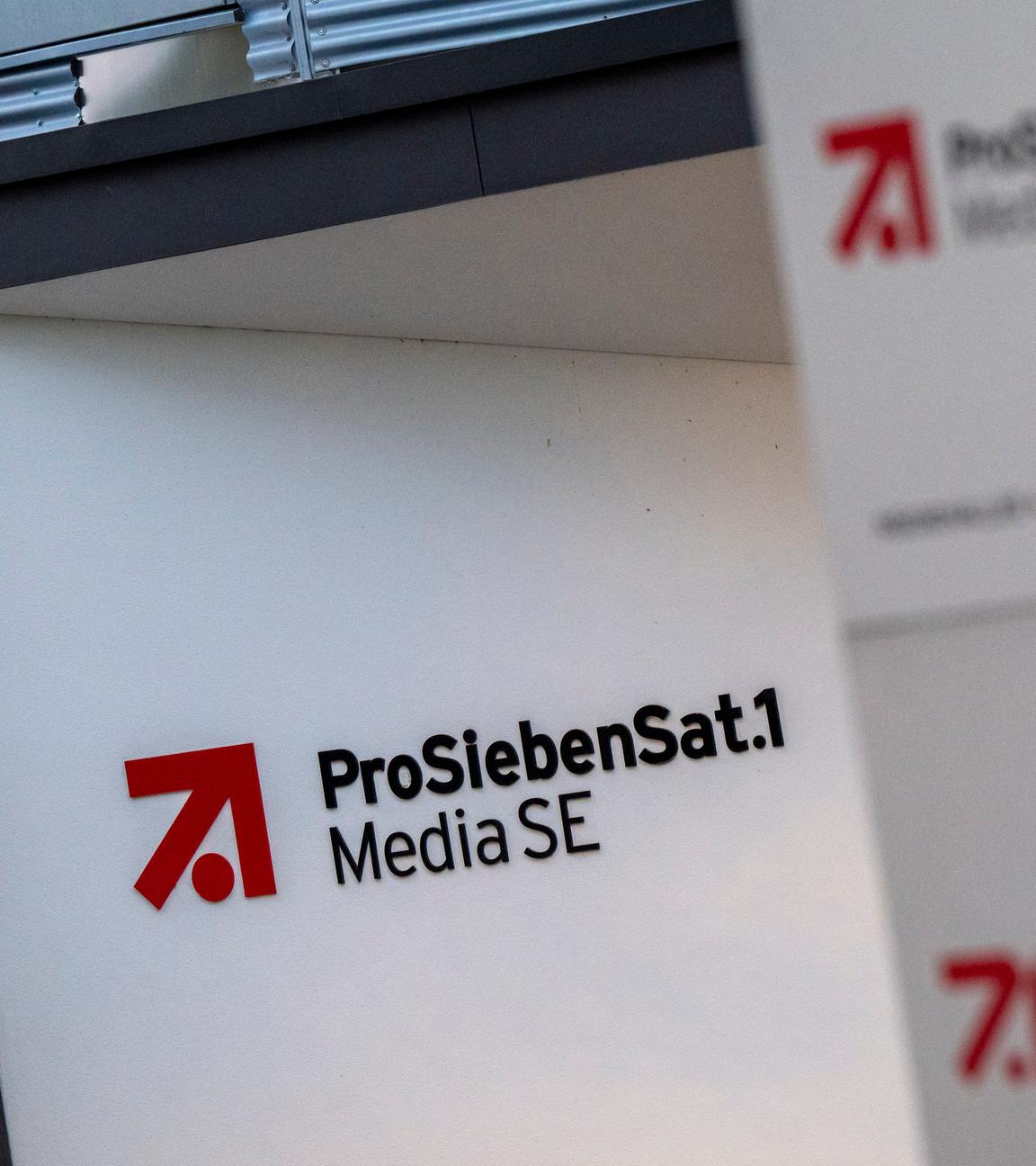 Bayern, Unterföhring: Das Logo der ProSiebenSat.1 Media SE am Stammsitz des Medienkonzerns.