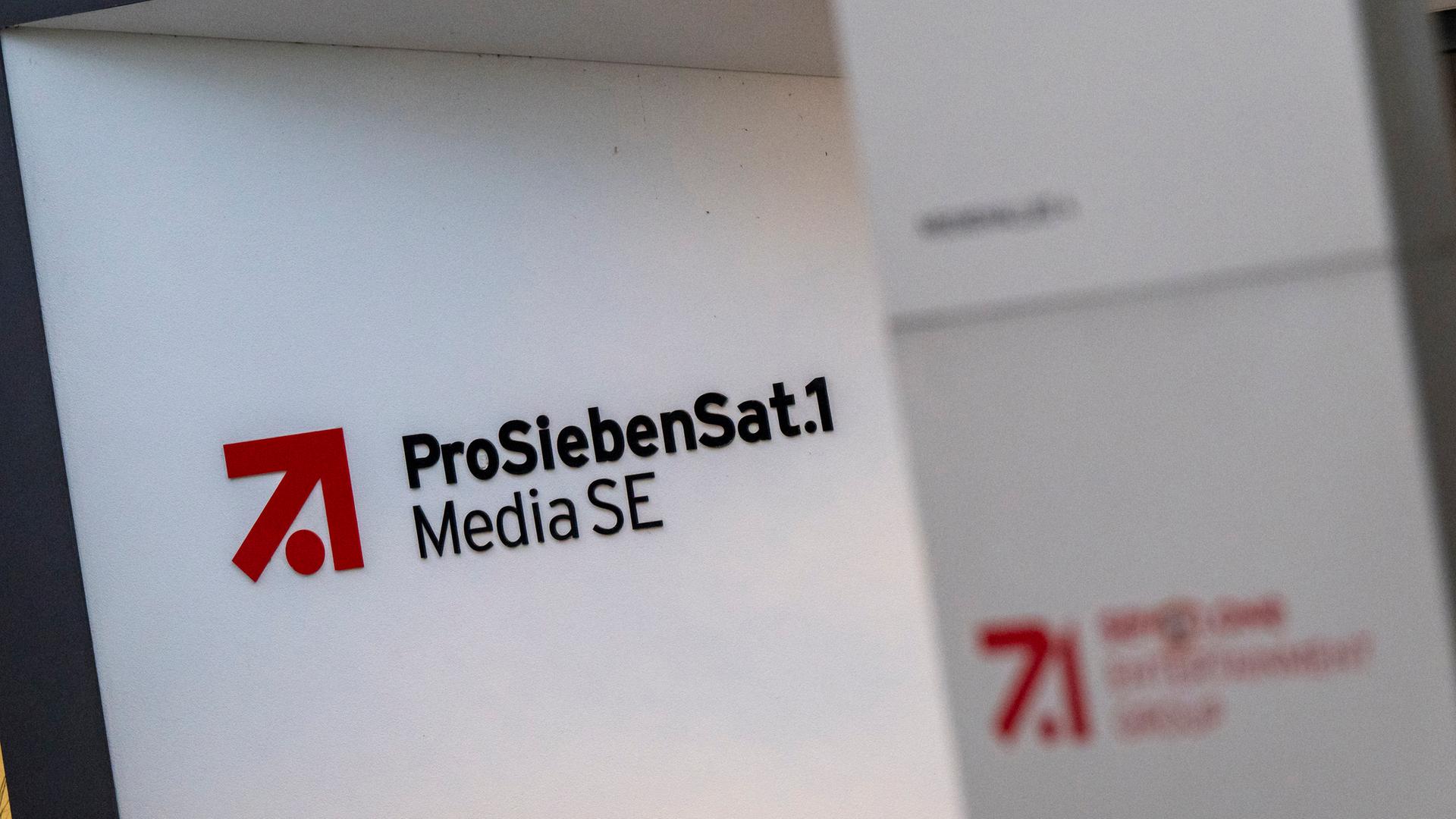 Bayern, Unterföhring: Das Logo der ProSiebenSat.1 Media SE am Stammsitz des Medienkonzerns.