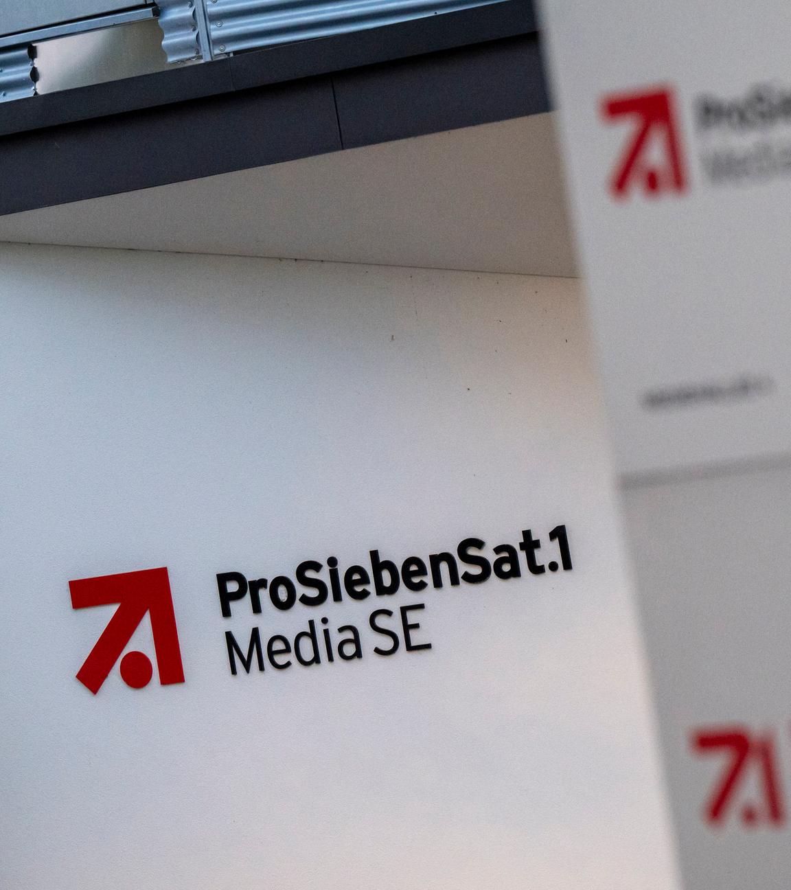 05.08.2025, Bayern, Unterföhring: Das Logo der ProSiebenSat.1 Media SE am Stammsitz des Medienkonzerns.