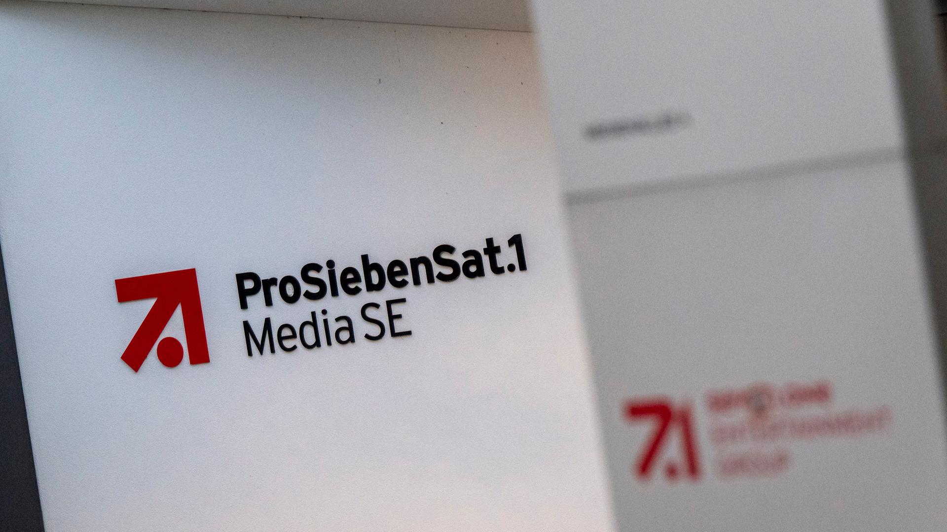 05.08.2025, Bayern, Unterföhring: Das Logo der ProSiebenSat.1 Media SE am Stammsitz des Medienkonzerns.