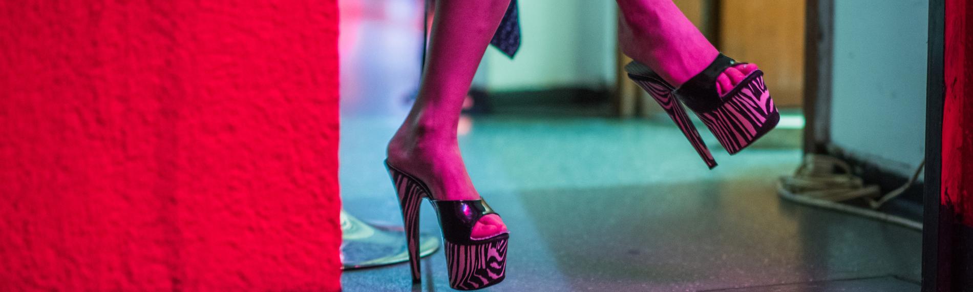 Archiv: Eine Prostituierte wartet am 12.07.2017 auf ihrem Zimmer in einem Bordell in Frankfurt am Main auf Kundschaft.