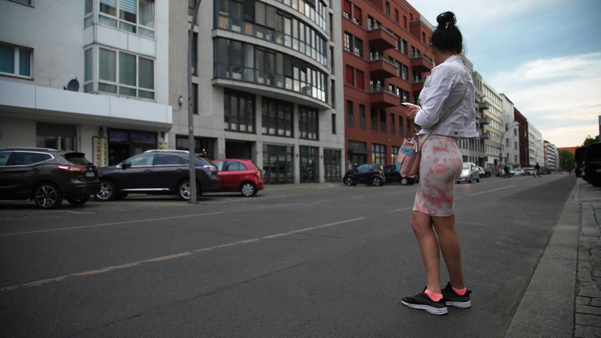 Prostituierte steht am Straßenrand