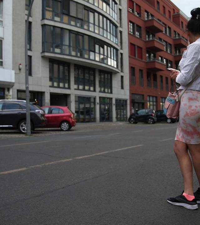 Prostituierte steht am Straßenrand