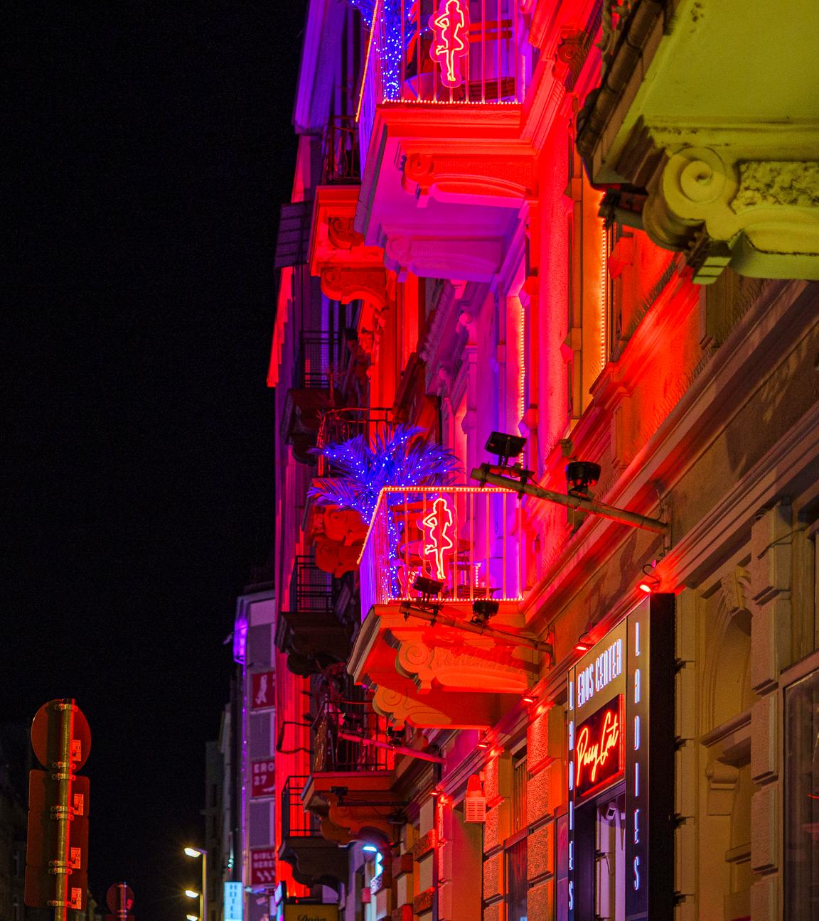 Hessen, Frankfurt/Main: Die rot beleuchtete Hausfassade weisst auf körpernahe Dienstleistungen hin. Das Bahnhofsviertel gilt auch als "Problemviertel. Es hat diesen Ruf aufgrund von Drogenhandel, offener Drogenszene, Prostitution, illegalem Glücksspiel und Kriminalität wie Raubüberfällen und Beschaffungskriminalität.