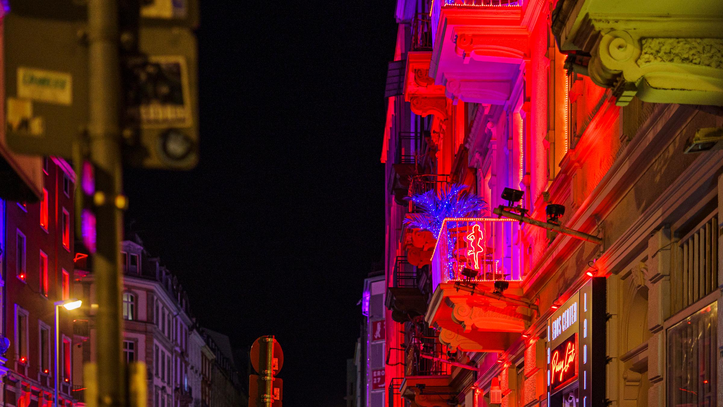 Hessen, Frankfurt/Main: Die rot beleuchtete Hausfassade weisst auf körpernahe Dienstleistungen hin. Das Bahnhofsviertel gilt auch als "Problemviertel. Es hat diesen Ruf aufgrund von Drogenhandel, offener Drogenszene, Prostitution, illegalem Glücksspiel und Kriminalität wie Raubüberfällen und Beschaffungskriminalität.