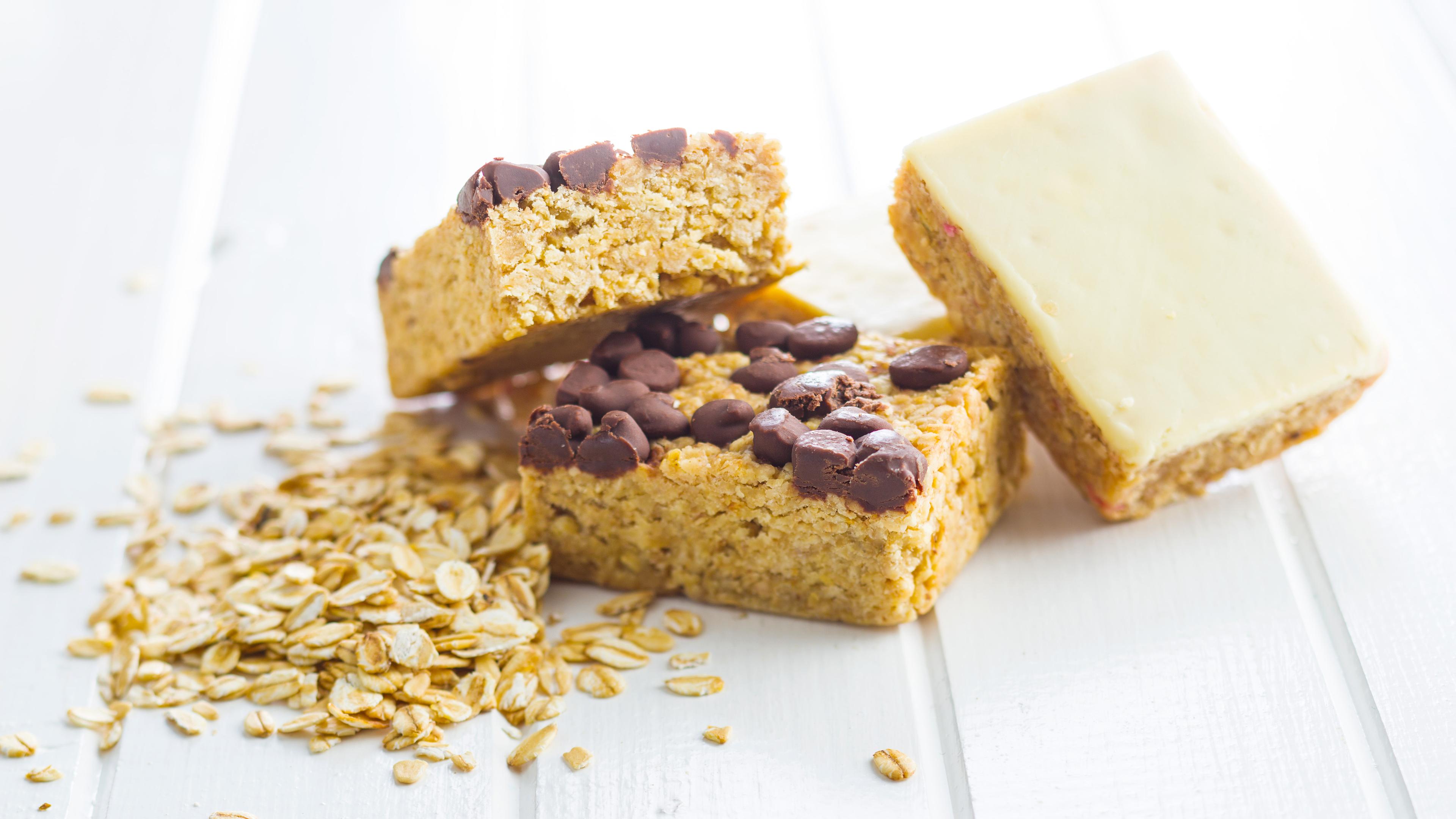 Haferproteinriegel und Haferflocken