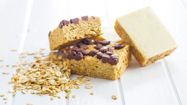 Haferproteinriegel und Haferflocken