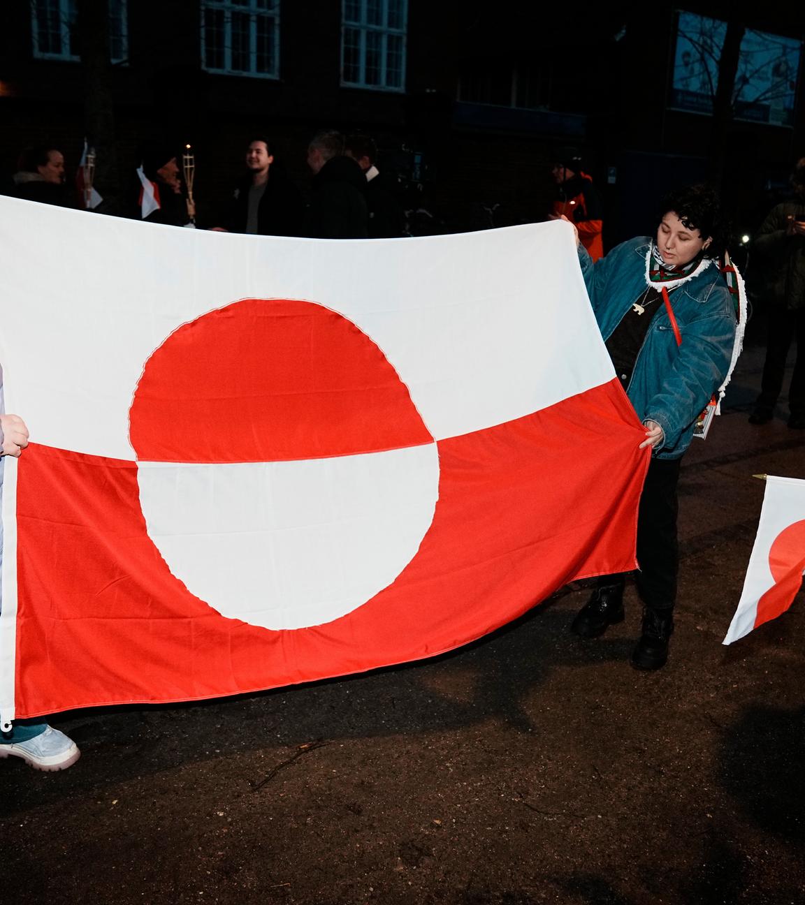 Menschen halten eine Grönland-Fahne bei einer Demonstration unter dem Motto «Grönland gehört den Grönländern» vor der amerikanischen Botschaft. 