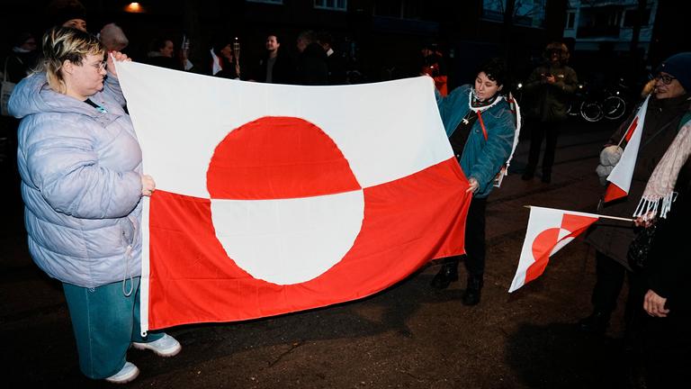Menschen halten eine Grönland-Fahne bei einer Demonstration unter dem Motto «Grönland gehört den Grönländern» vor der amerikanischen Botschaft. 