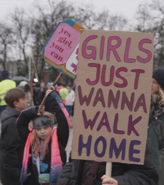 Tausende Frauen und auch Männer nehmen an den Protesten gegen sexualisierte Gewalt im Internet teil.